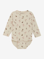 Dieser cremefarbene Body von MINYMO bezaubert mit einem verspielten Pilz- und Hasen-Design.