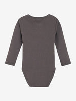 Dieser graue, gerippte Body von MINYMO bezaubert mit niedlichen kleinen Knöpfen und sorgt für verspielten Charme.