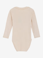 Dieser cremefarbene, gerippte Body von MINYMO bezaubert mit süßen kleinen Rüschen am Kragen und sorgt für einen verspielten Look.