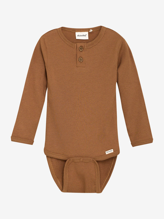 Der braune, gerippte Body von MINYMO besticht durch seine niedlichen kleinen Knöpfe und verleiht jedem Outfit eine verspielte Note.