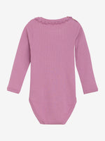 Dieser rosa, gerippte Body von MINYMO besticht durch ein elegantes Detail am Kragen, das dem Design eine besondere Note verleiht.