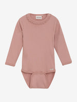 Dieser rosafarbene, gerippte Body von MINYMO besticht durch ein elegantes Kragendetail und verleiht jedem Outfit eine raffinierte Note.