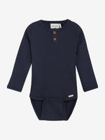 Dieser dunkelblaue, gerippte Body von MINYMO besticht durch seine feinen, kleinen Knöpfe und verleiht jedem Outfit eine elegante Note.