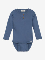 Dieser blaue, gerippte MINYMO Body besticht durch zarte, liebevoll gestaltete Knöpfchen und verleiht jedem Outfit eine elegante Note.