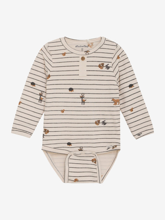Dieser langärmelige Body von MINYMO besticht durch sein gestreiftes Design und einen durchgehenden Waldtier-Print, der dem Kleidungsstück eine elegante Note verleiht.