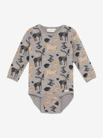 Der graue Langarm-Body von MINYMO überzeugt mit einem eleganten All-Over-Print, der von Waldtieren inspiriert ist.