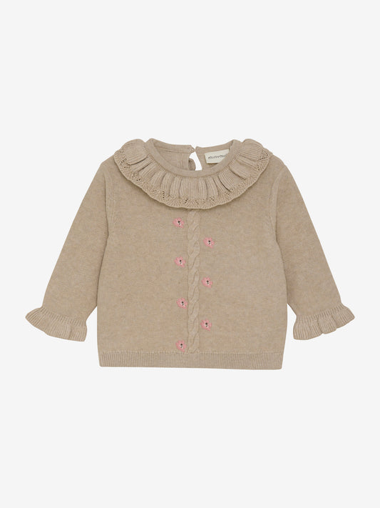 Beiger Strickpullover von MINYMO, der mit zarten Rüschen am Kragen und an den Ärmeln sowie kleinen Blumendetails einen sanften und liebevollen Stil verleiht.