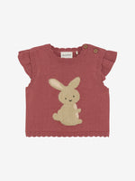 MINYMO präsentiert eine rote Strickweste mit bezaubernden Rüschenärmeln und einem niedlichen Hasenmotiv.