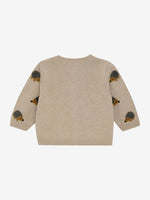 Entdecken Sie den beigen Strickcardigan von MINYMO, der mit liebevollen Igel-Motiven bezaubert und Ihrem Outfit eine verspielte Note verleiht.