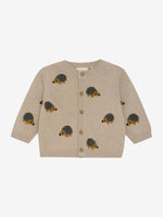 Entdecken Sie den beigen Strickcardigan von MINYMO, der mit liebevollen Igel-Motiven bezaubert und Ihrem Outfit eine verspielte Note verleiht.