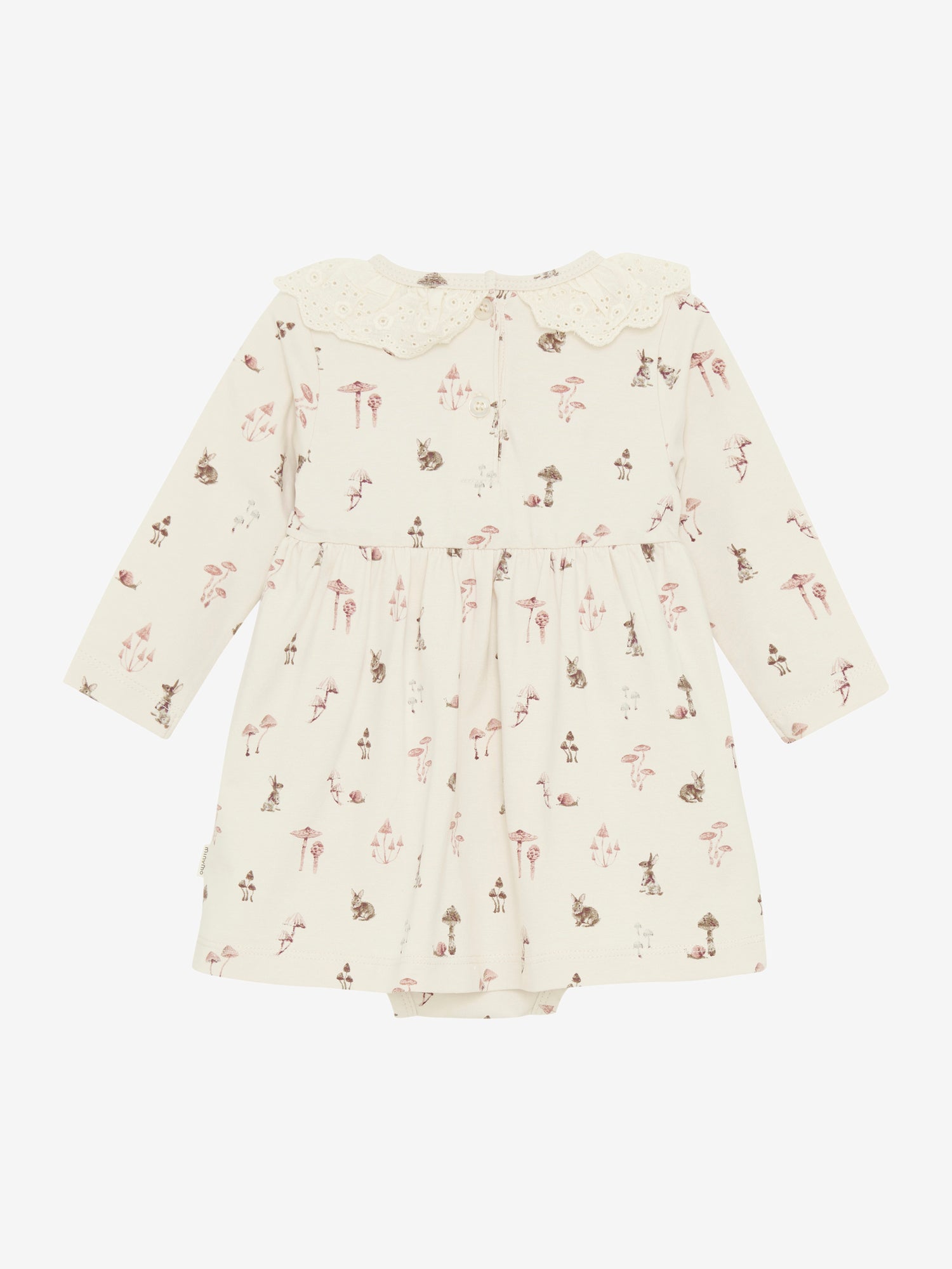 Dieses weiße Langarmkleid von MINYMO besticht durch verspielte Pilz- und Tiermotive sowie einen charmanten Kragen, der dem Look eine besondere Note verleiht.
