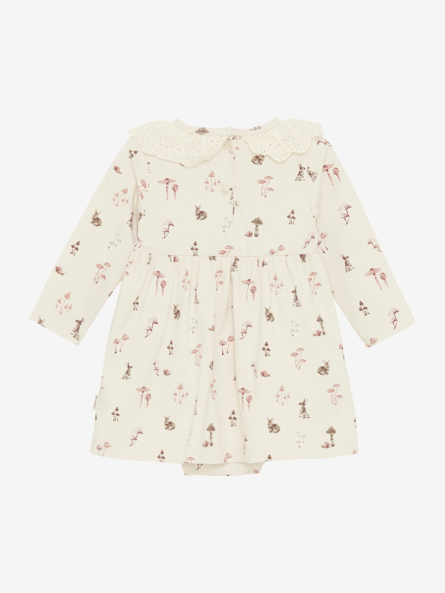 Dieses weiße Langarmkleid von MINYMO besticht durch verspielte Pilz- und Tiermotive sowie einen charmanten Kragen, der dem Look eine besondere Note verleiht.