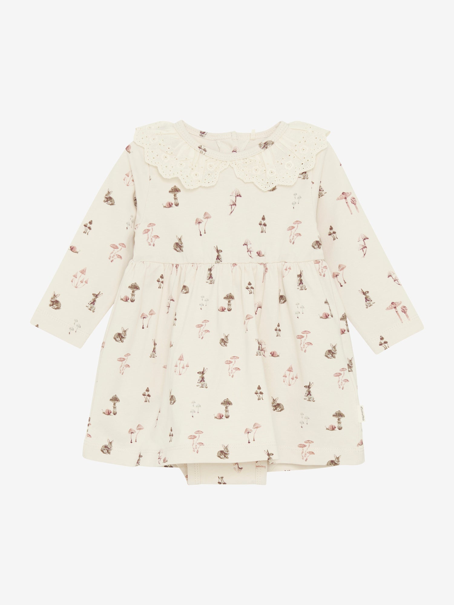Dieses weiße Langarmkleid von MINYMO besticht durch verspielte Pilz- und Tiermotive sowie einen charmanten Kragen, der dem Look eine besondere Note verleiht.