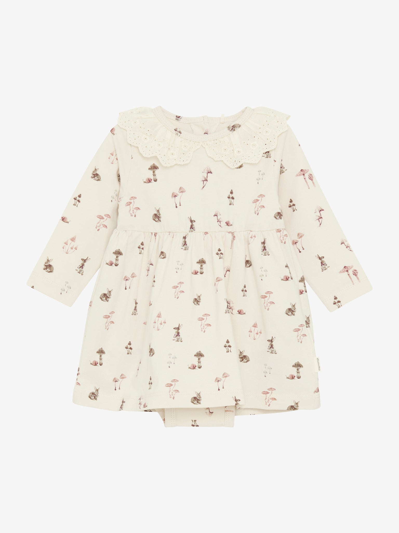 Dieses weiße Langarmkleid von MINYMO besticht durch verspielte Pilz- und Tiermotive sowie einen charmanten Kragen, der dem Look eine besondere Note verleiht.