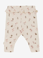 Diese weiße Hose von MINYMO besticht durch einen durchgehenden Pilz- und Tierprint sowie verspielte Rüschen am Bund, die jedem Outfit einen charmanten Akzent verleihen.