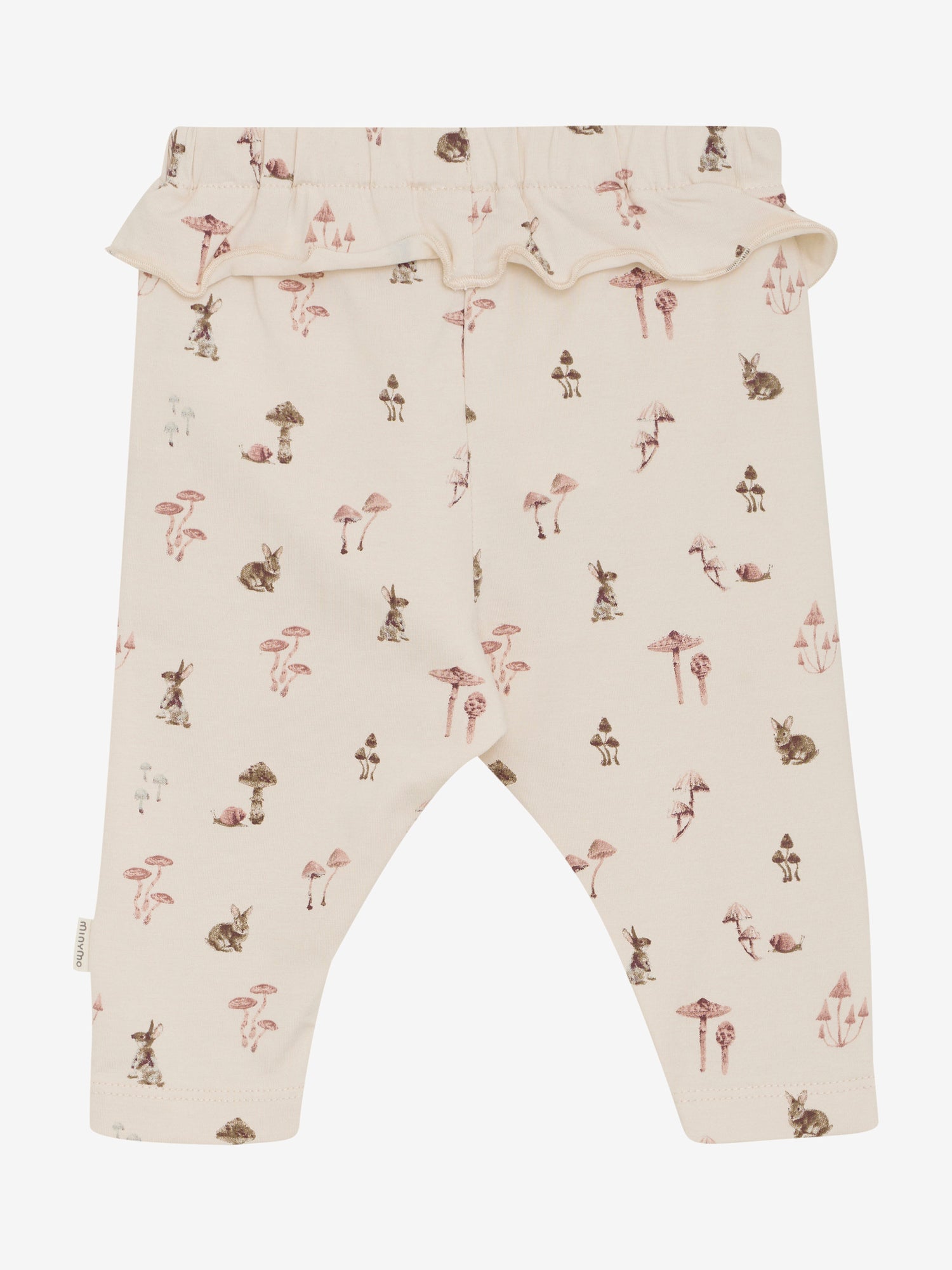 Diese weiße Hose von MINYMO besticht durch einen durchgehenden Pilz- und Tierprint sowie verspielte Rüschen am Bund, die jedem Outfit einen charmanten Akzent verleihen.