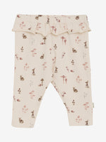 Diese weiße Hose von MINYMO besticht durch einen durchgehenden Pilz- und Tierprint sowie verspielte Rüschen am Bund, die jedem Outfit einen charmanten Akzent verleihen.