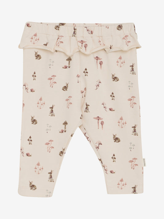 Diese weiße Hose von MINYMO besticht durch einen durchgehenden Pilz- und Tierprint sowie verspielte Rüschen am Bund, die jedem Outfit einen charmanten Akzent verleihen.