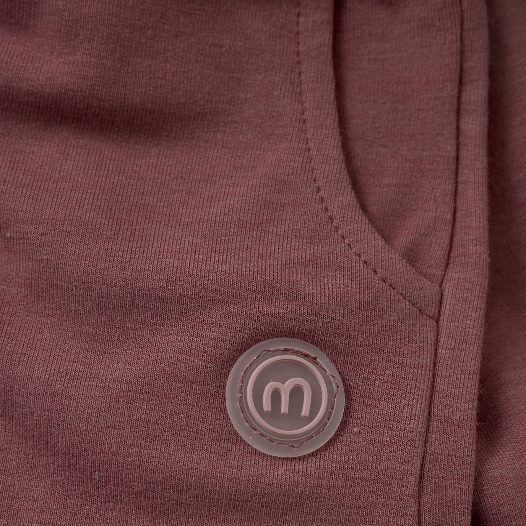 Die roten Sweatpants von MINYMO sind eine bequeme und stylische Wahl für jeden Tag.