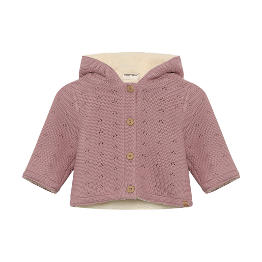 Die zart rosa Strickjacke von Minymo ist mit einem weichen Futter und einer Kapuze ausgestattet, die für zusätzlichen Schutz und Komfort sorgt. Dieses Design vereint funktionale Wärme mit einem ansprechenden Look, der sich ideal für die kühleren Tage eignet.&nbsp;