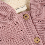 Die zart rosa Strickjacke von Minymo ist mit einem weichen Futter und einer Kapuze ausgestattet, die für zusätzlichen Schutz und Komfort sorgt. Dieses Design vereint funktionale Wärme mit einem ansprechenden Look, der sich ideal für die kühleren Tage eignet.&nbsp;