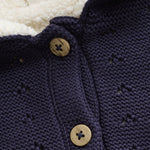 Diese dunkelblaue Jacke von MINYMO ist der perfekte Begleiter für kalte Tage und hält Sie angenehm warm.