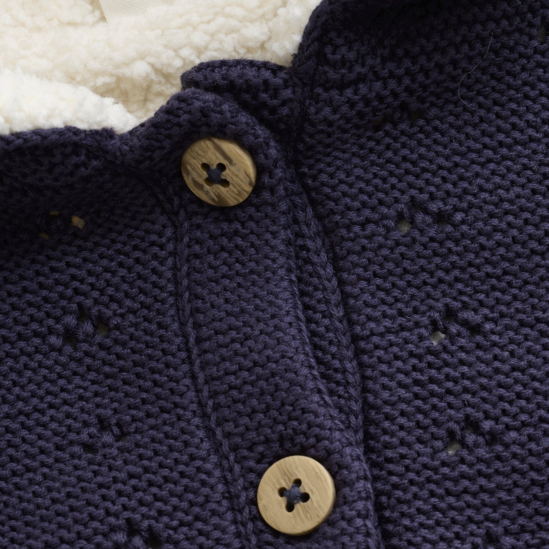 Diese dunkelblaue Jacke von MINYMO ist der perfekte Begleiter für kalte Tage und hält Sie angenehm warm.