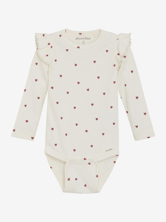 Dieser weiße Langarm-Body von MINYMO besticht durch seine gerippte Struktur und ein durchgehendes rotes Herzmuster, das für einen verspielten Look sorgt.