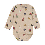 Dieses langärmelige Body von MINYMO besticht durch einen festlichen All-Over-Weihnachtsprint und sorgt für gemütlichen Tragekomfort in der kalten Jahreszeit.