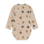 Dieses langärmelige Body von MINYMO besticht durch einen festlichen All-Over-Weihnachtsprint und sorgt für gemütlichen Tragekomfort in der kalten Jahreszeit.