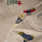 Dieses langärmelige Body von MINYMO besticht durch einen festlichen All-Over-Weihnachtsprint und sorgt für gemütlichen Tragekomfort in der kalten Jahreszeit.