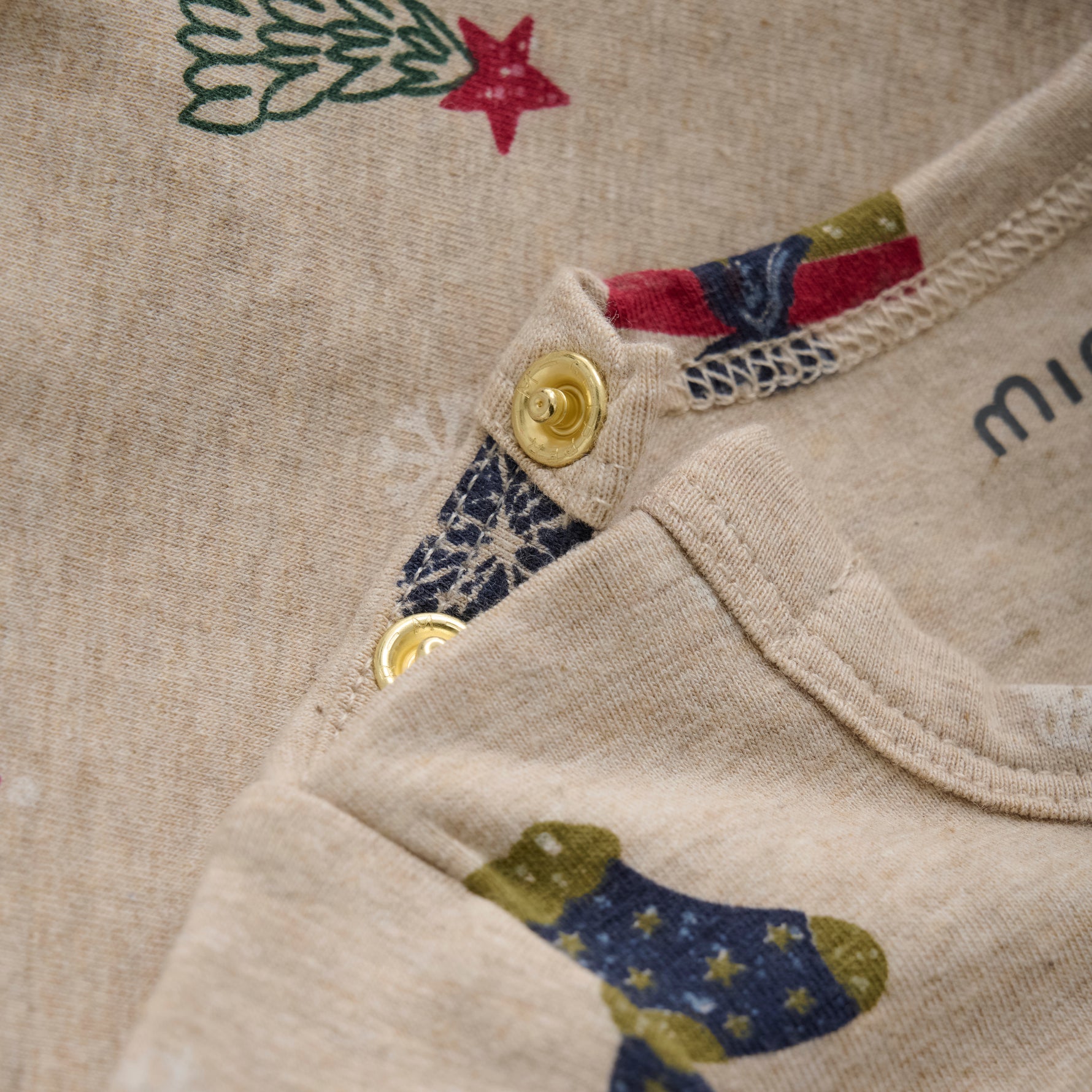 Dieses langärmelige Body von MINYMO besticht durch einen festlichen All-Over-Weihnachtsprint und sorgt für gemütlichen Tragekomfort in der kalten Jahreszeit.