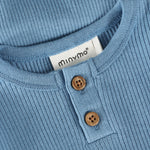 Blauer mitwachsender langarm Body von MINYMO.