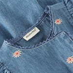 Kleid von MINYMO mit kleinen Blumen Designs.