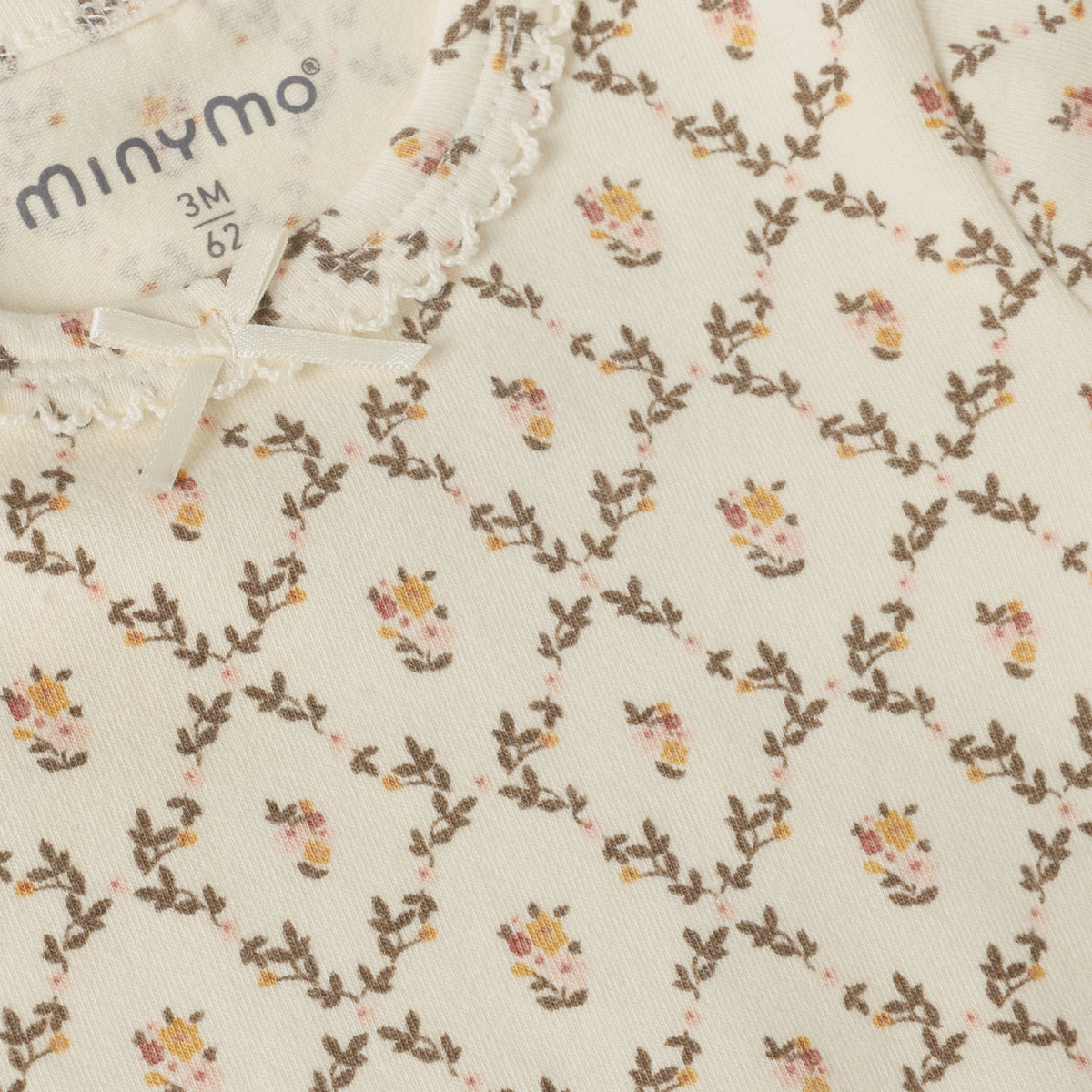 Langärmeliger Body von Minymo mit charmanten All-Over-Print-Details, gefertigt aus hochwertiger Baumwollmischung für maximalen Tragekomfort und Langlebigkeit.