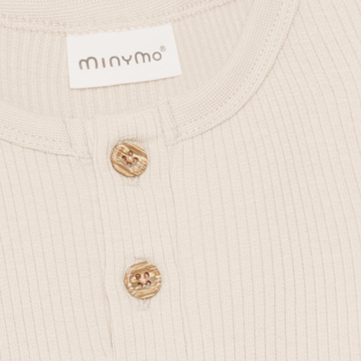 Ein eleganter Langarm Rib Body von Minymo in heller Farbe. Die hochwertige Mischung aus Modal, Baumwolle und Elastane bietet optimalen Komfort und Bewegungsfreiheit. Perfekt für vielseitige Styling-Möglichkeiten im Alltag.