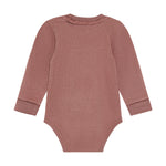 Ein weiches Body-Shirt mit Langarm von Minymo aus hochwertiger Rippe – perfekt für jeden Tag. Die Mischung aus Modal, Baumwolle und Elastane sorgt für maximalen Komfort und Bewegungsfreiheit.