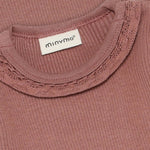 Ein weiches Body-Shirt mit Langarm von Minymo aus hochwertiger Rippe – perfekt für jeden Tag. Die Mischung aus Modal, Baumwolle und Elastane sorgt für maximalen Komfort und Bewegungsfreiheit.