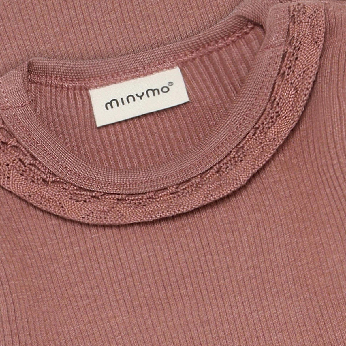 Ein weiches Body-Shirt mit Langarm von Minymo aus hochwertiger Rippe – perfekt für jeden Tag. Die Mischung aus Modal, Baumwolle und Elastane sorgt für maximalen Komfort und Bewegungsfreiheit.