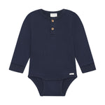 Ein eleganter langarm Rib Body in dunklem Blau von Minymo – perfekt für vielseitige Styling-Möglichkeiten. Die hochwertige Materialmischung aus Modal, Baumwolle und Elastane bietet optimalen Komfort und Bewegungsfreiheit für den Alltag.