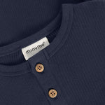 Ein eleganter langarm Rib Body in dunklem Blau von Minymo – perfekt für vielseitige Styling-Möglichkeiten. Die hochwertige Materialmischung aus Modal, Baumwolle und Elastane bietet optimalen Komfort und Bewegungsfreiheit für den Alltag.