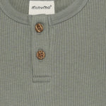 Ein eleganter langärmeliger Rib Body in Grün von Minymo. Die hochwertige Mischung aus Modal, Baumwolle und Elastane bietet optimalen Komfort und Bewegungsfreiheit. Perfekt für vielseitige Styling-Möglichkeiten im Alltag.