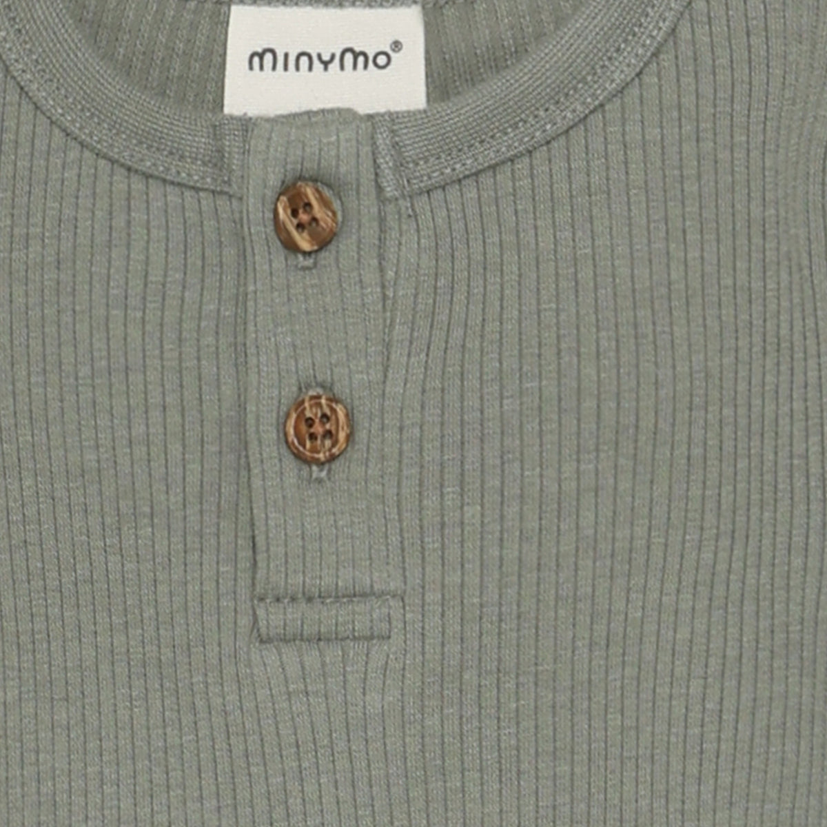 Ein eleganter langärmeliger Rib Body in Grün von Minymo. Die hochwertige Mischung aus Modal, Baumwolle und Elastane bietet optimalen Komfort und Bewegungsfreiheit. Perfekt für vielseitige Styling-Möglichkeiten im Alltag.