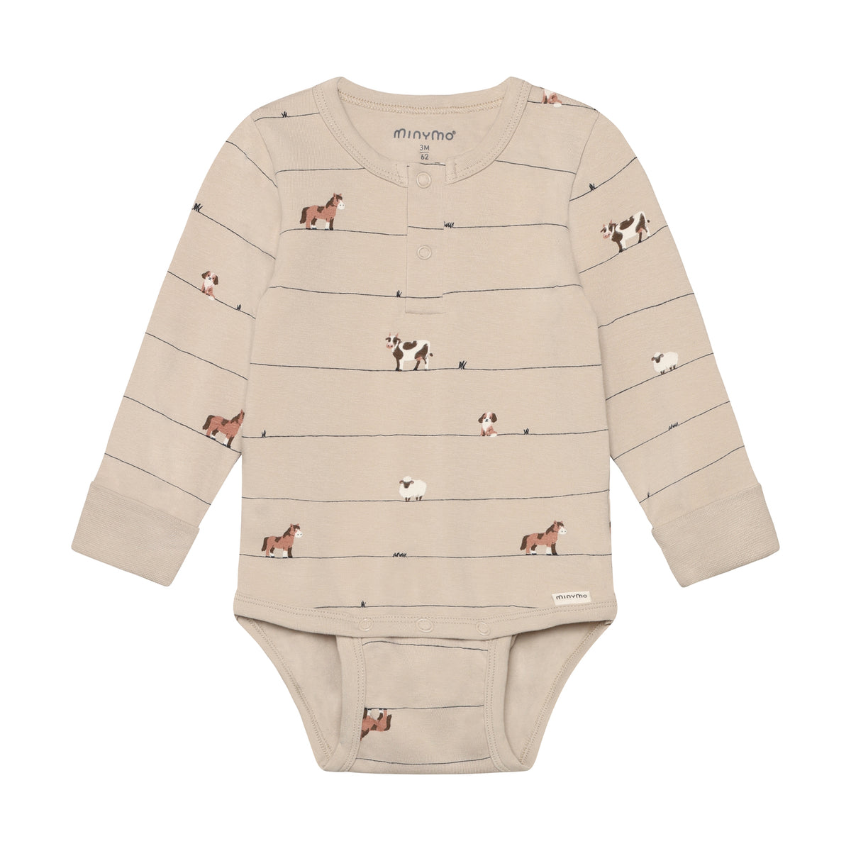 Langärmeliger Body aus der Minymo-Kollektion mit charmanten Farmtier-Motiven im All-Over-Print. Der Body besticht durch seine hochwertige Materialzusammensetzung aus 95% Baumwolle und 5% Elastane, die optimale Bewegungsfreiheit und Tragekomfort bietet. Perfekt für kleine Entdecker, die Stil und Funktionalität lieben.
