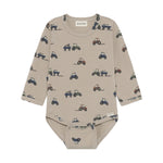 Langärmeliger Body von Minymo mit charmanten Traktormotiven – perfekt für kleine Traktor-Fans. Aus weicher Viscose-Baumwoll-Mischung mit Elasthan für optimalen Komfort und Bewegungsfreiheit.