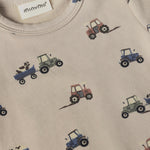 Langärmeliger Body von Minymo mit charmanten Traktormotiven – perfekt für kleine Traktor-Fans. Aus weicher Viscose-Baumwoll-Mischung mit Elasthan für optimalen Komfort und Bewegungsfreiheit.