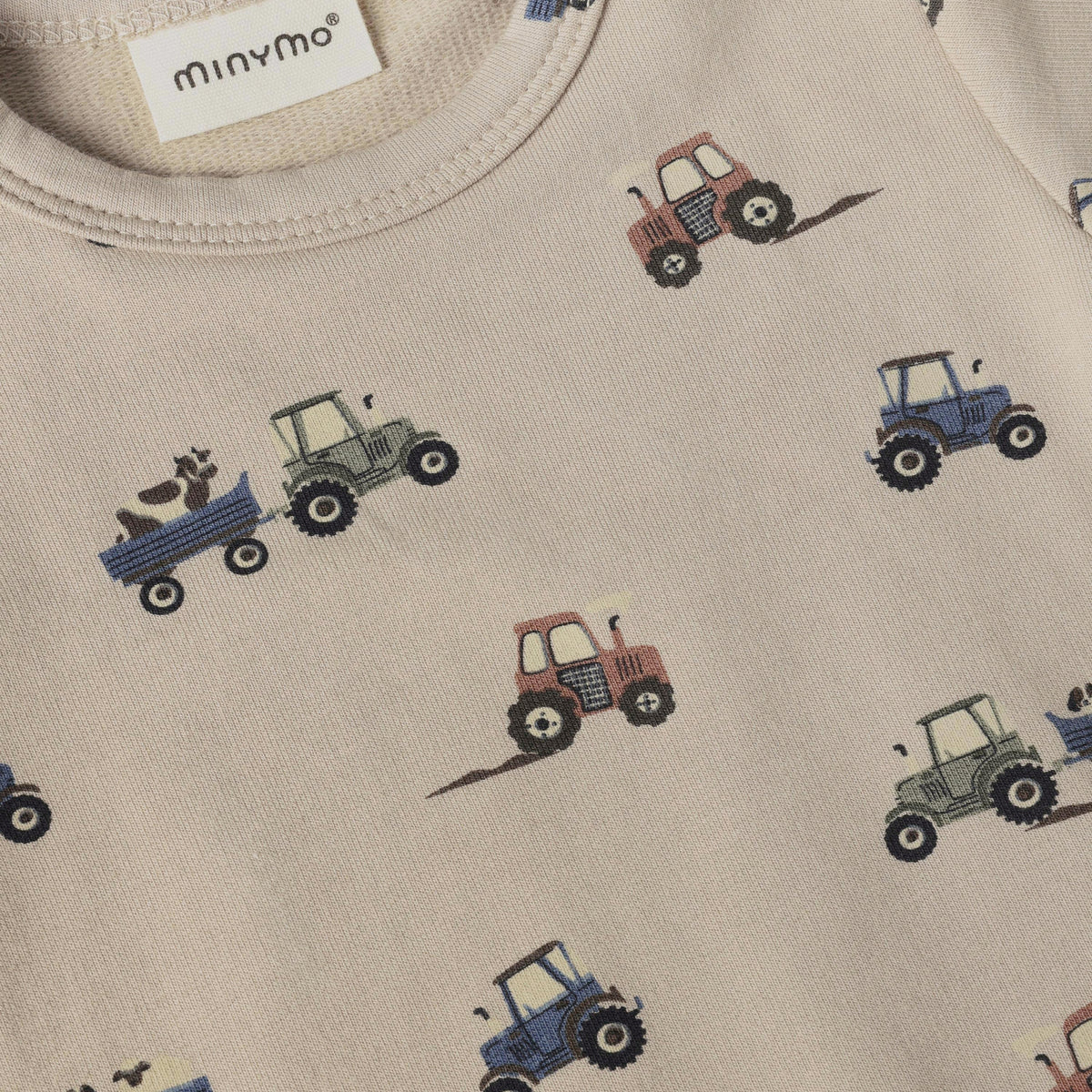 Langärmeliger Body von Minymo mit charmanten Traktormotiven – perfekt für kleine Traktor-Fans. Aus weicher Viscose-Baumwoll-Mischung mit Elasthan für optimalen Komfort und Bewegungsfreiheit.