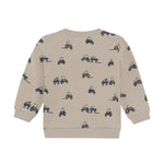 Das hochwertige Sweatshirt besticht durch sein verspieltes All-Over-Traktor-Motiv und bietet maximalen Tragekomfort. Die atmungsaktive Materialmischung aus Viscose, Baumwolle und Elastane sorgt für optimale Bewegungsfreiheit und sanfte Haptik auf der Haut. Perfekt für aktive Kinder, die Stil und Funktionalität lieben.
