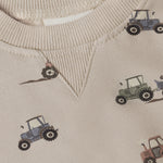 Das hochwertige Sweatshirt besticht durch sein verspieltes All-Over-Traktor-Motiv und bietet maximalen Tragekomfort. Die atmungsaktive Materialmischung aus Viscose, Baumwolle und Elastane sorgt für optimale Bewegungsfreiheit und sanfte Haptik auf der Haut. Perfekt für aktive Kinder, die Stil und Funktionalität lieben.