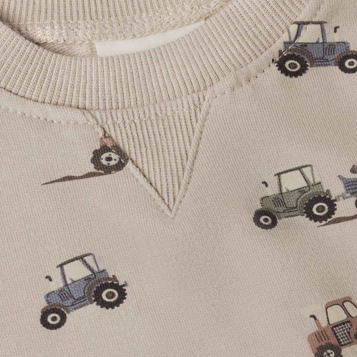 Das hochwertige Sweatshirt besticht durch sein verspieltes All-Over-Traktor-Motiv und bietet maximalen Tragekomfort. Die atmungsaktive Materialmischung aus Viscose, Baumwolle und Elastane sorgt für optimale Bewegungsfreiheit und sanfte Haptik auf der Haut. Perfekt für aktive Kinder, die Stil und Funktionalität lieben.
